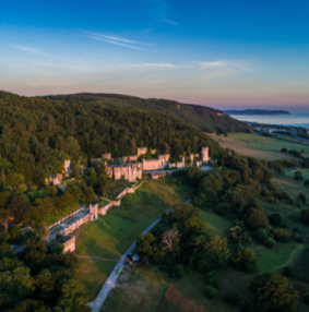 Delwedd o Gwrych Castell a'r cefn gwlad o'i amgylch